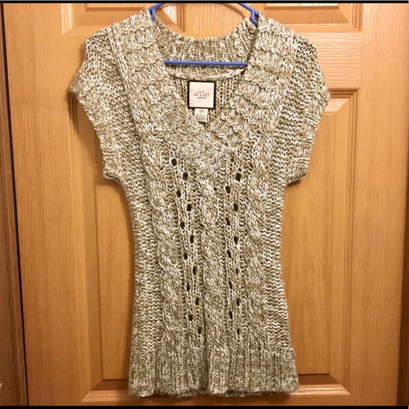 Short sleeve sweater